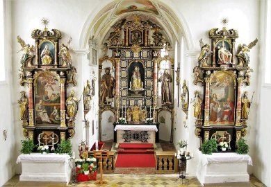 Hochaltar und Seitenaltäre